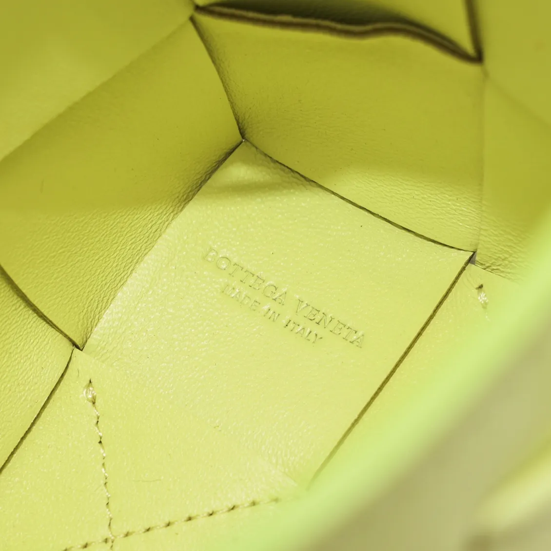 Small lemon yellow 🔻Bottega veneta* new woven small bucket bag latest series# The square bag shape is matched with classic woven elements, drawstring design, minimalism, and has a very large capacity. Every color is beautiful, it is simple and elegant but has a cool style. It can be used by both men and women, and the upper body is fashionable and classy! Style number: 6611# Large size: 14*9*9cm